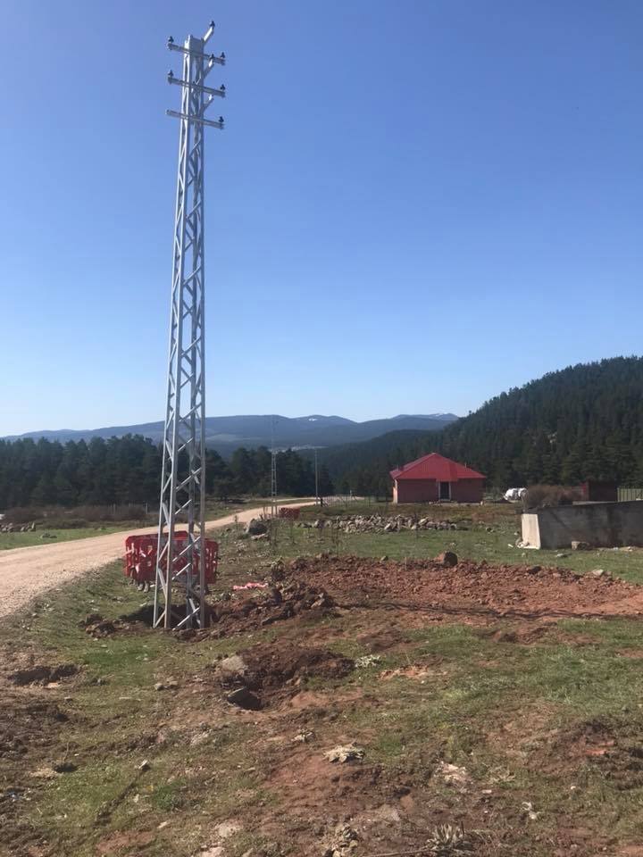Dağlık alanda kurulmuş elektrik dağıtım direği
