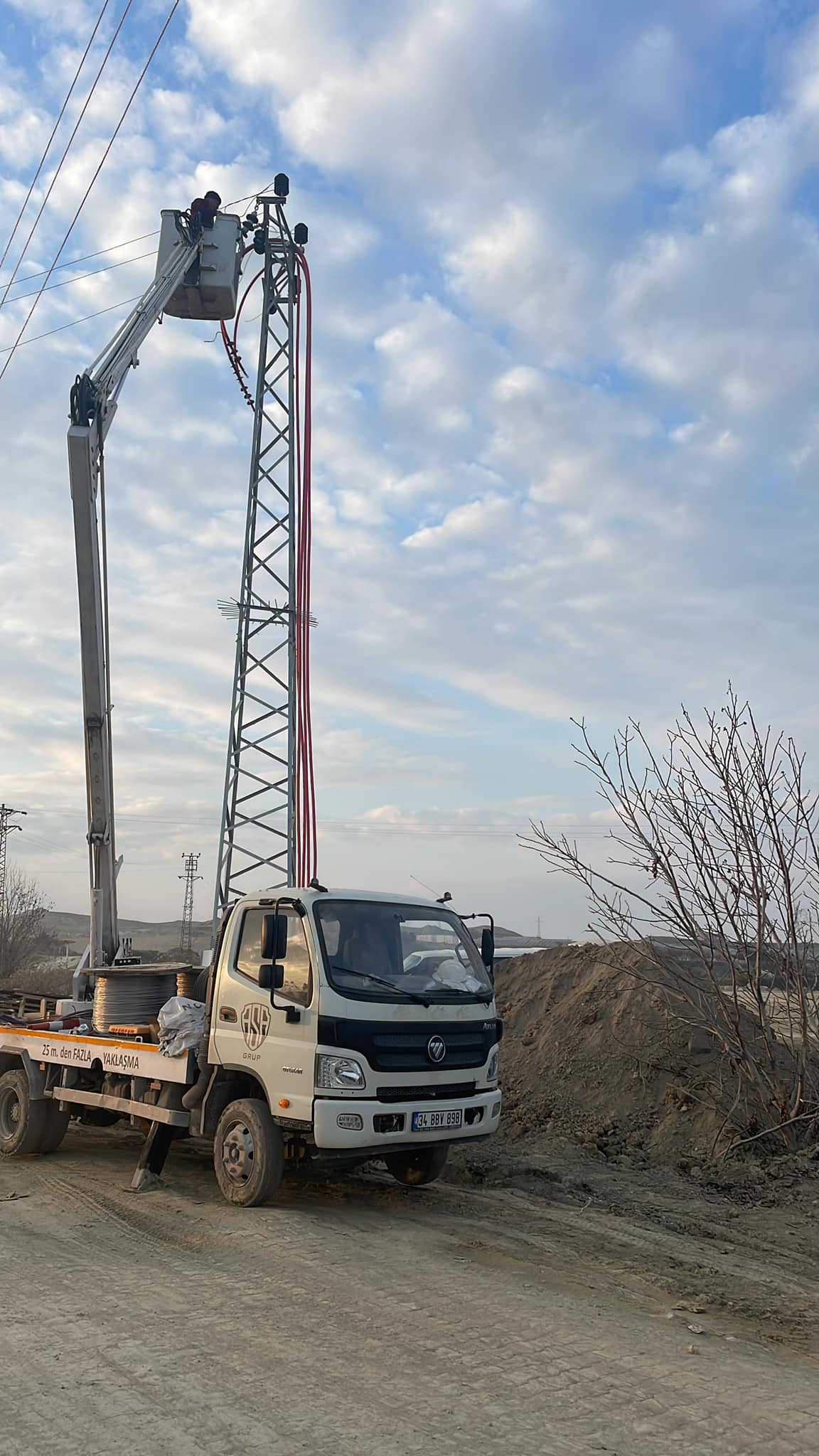 Sepetli araçla elektrik direğinde çalışan teknik ekip