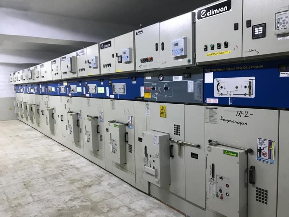 Elektrik odasında sıralanmış orta gerilim hücreleri