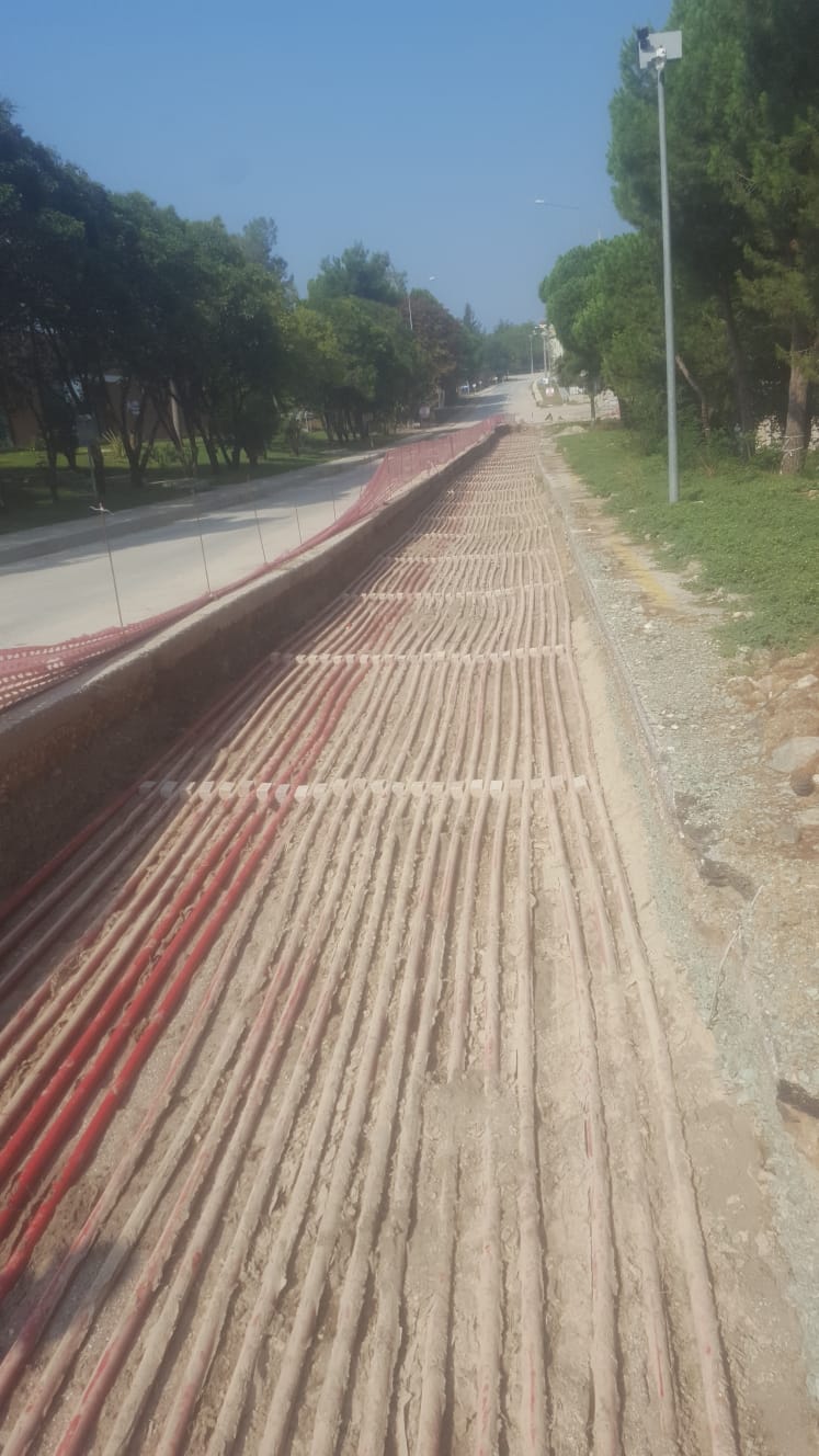 Yol kenarındaki uzun kanala döşenen yer altı enerji kabloları